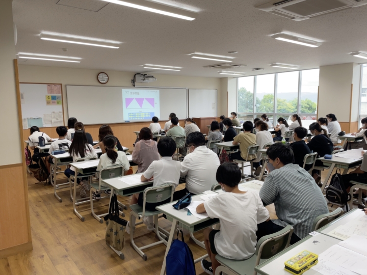 写真：過去の盈進中学校入試対策プレ模擬試験の様子