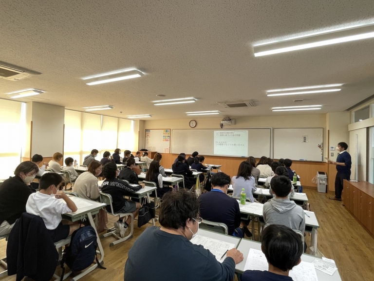 写真：過去の盈進中学校入試対策プレ模擬試験の様子